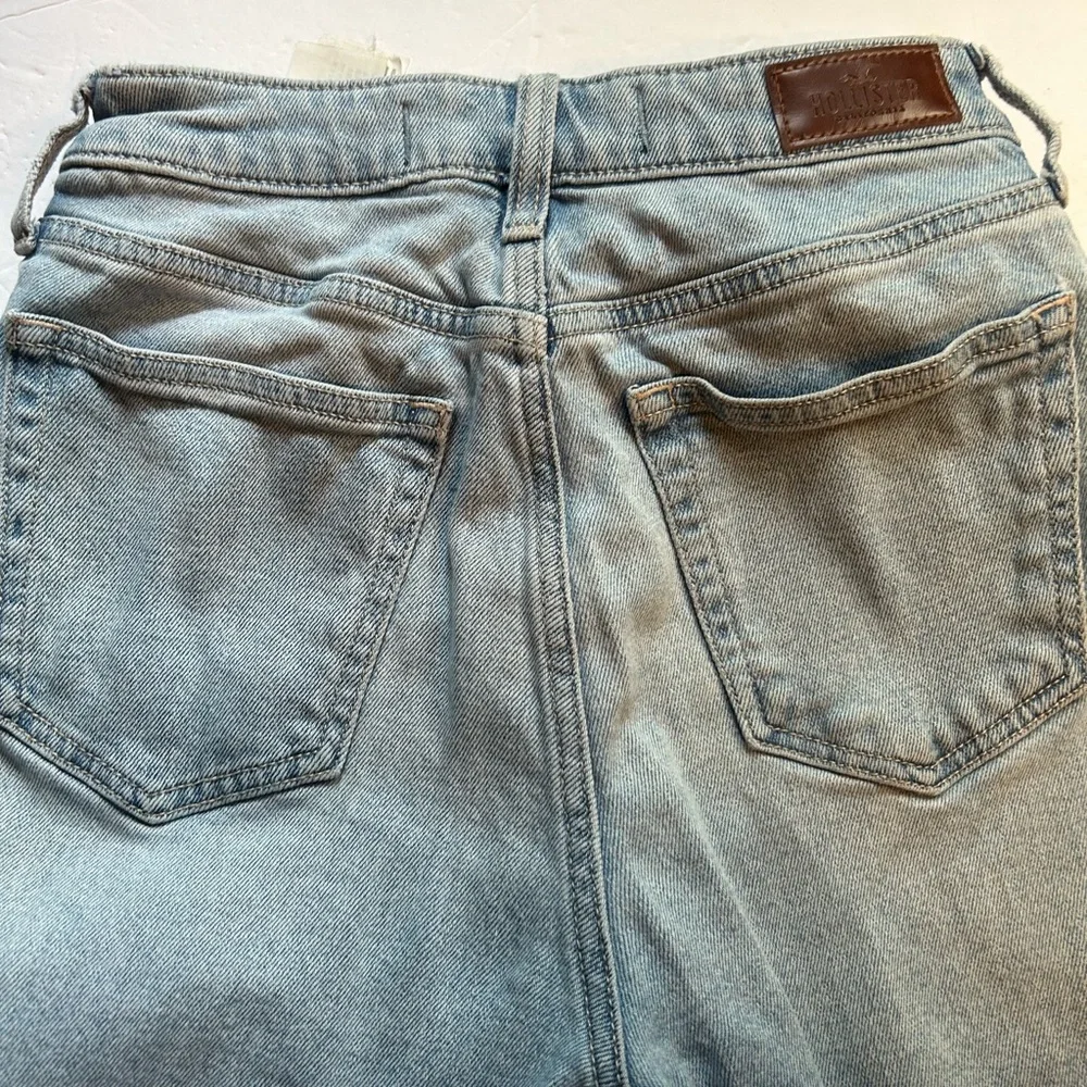 Hollister Ultra- High Rise Vintage Straight Leg Distressed Jeans‎ 25Wx26L